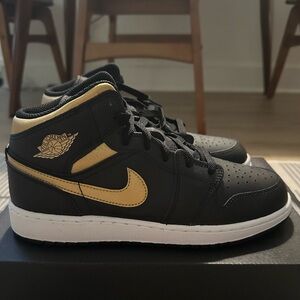 Air Jordan 1 MID (GS) BRAND NEW
